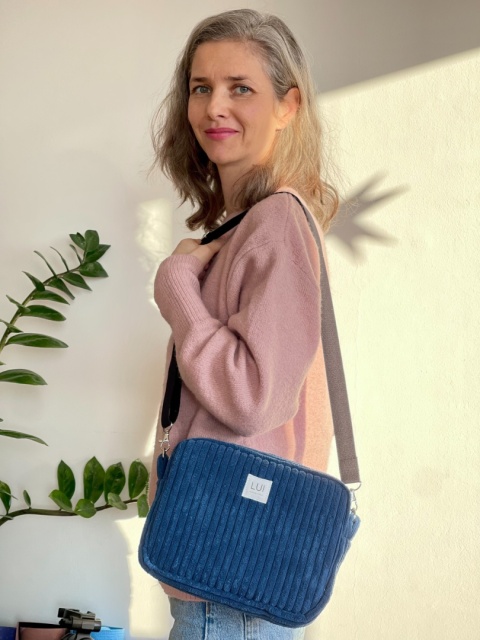 torebka navy blue na osobie