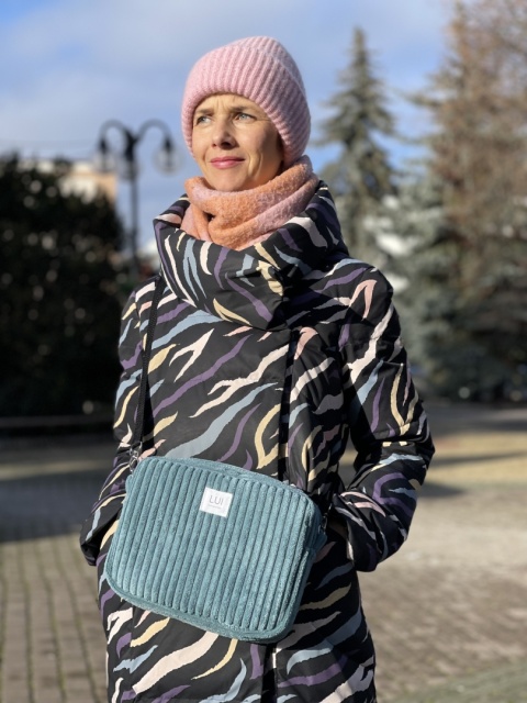 torebka turkus na osobie