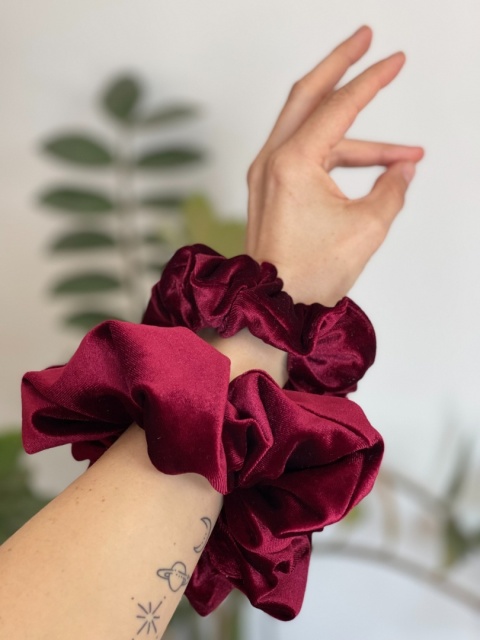 scrunchie welur bordo zbliżenie