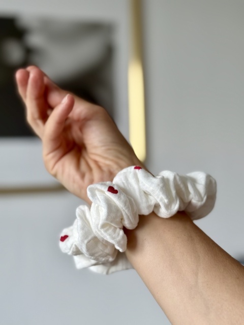 scrunchie serca na ręce