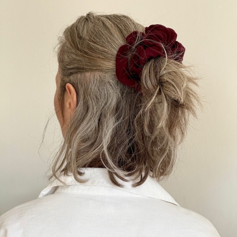 scrunchie czerwone wino na osobie