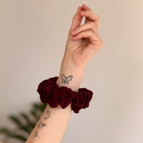 scrunchie czerwone wino zbliżenie