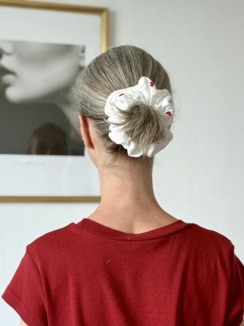 scrunchie serca na osobie