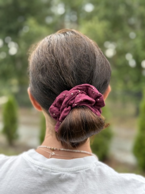 scrunchie złote kropki burgund na osobie