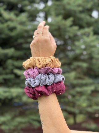 scrunchie złote kropki na graficie