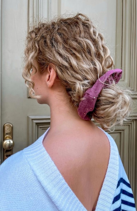 scrunchie złote kropki na wrzosie na osobie