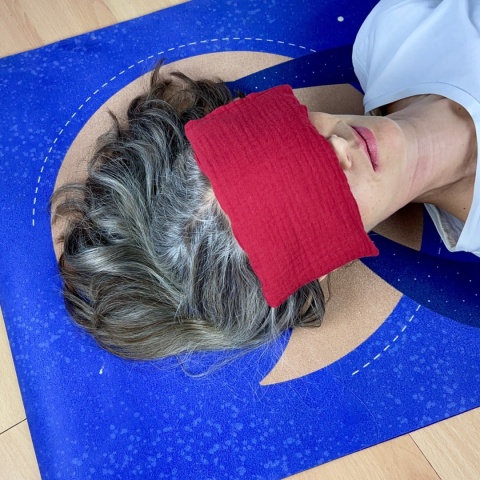 woreczek czerwony na osobie